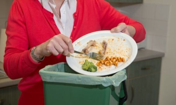 Cách sử dụng máy rửa bát Häfele với 6 bước đúng chuẩn 3 Bước 1_ Loại bỏ thức ăn thừa trên bát đĩa