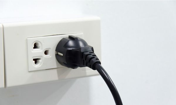 Cách sử dụng tủ lạnh Hafele an toàn cho thực phẩm 5 Cắm điện chạy tủ lạnh Hafele không tải