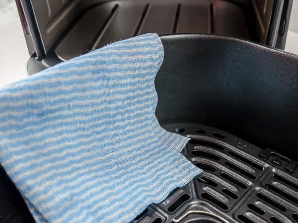 Lau bên trong khoang nồi và thân nồi bằng vải ấm