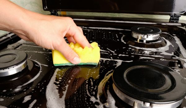 Vệ sinh mặt kính bếp gas hafele