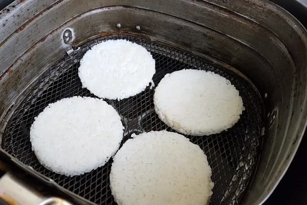 cách làm cơm cháy bằng nồi chiên không dầu