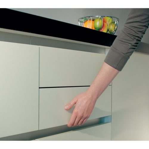 Hình ảnh lắp đặt tay nắm tủ dạng thanh ngang Hafele 126.37.900