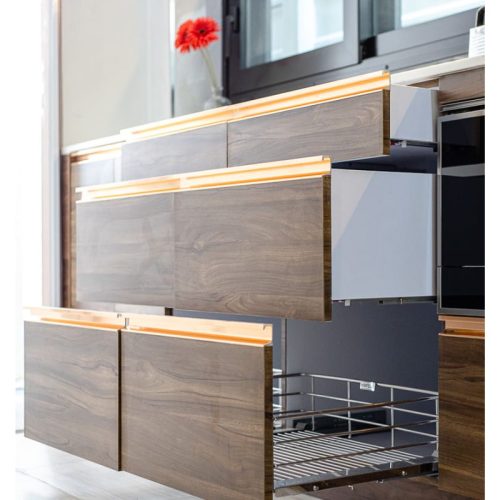 Hình ảnh lắp đặt tay nắm tủ dạng thanh nhôm Hafele 126.27.103