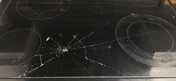 Rò rỉ điện, giật nhẹ khi chạm nồi hoặc mặt bếp