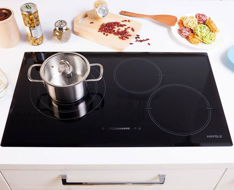 Bếp âm liền mặt đá – bí quyết giữ không gian “phẳng và sạch”