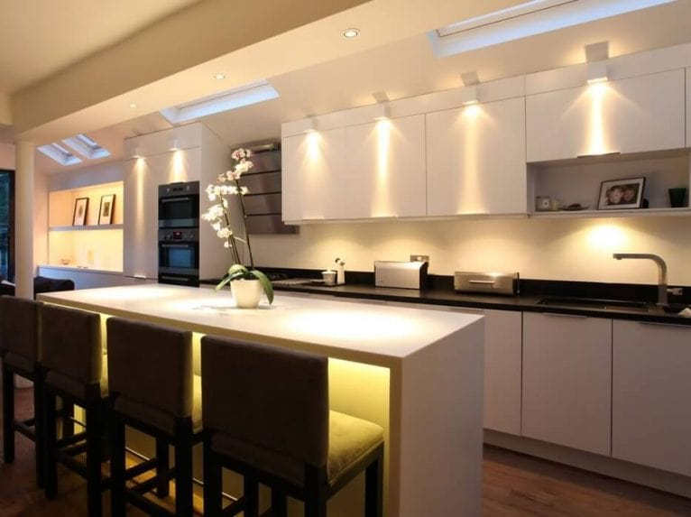 Ánh sáng hắt LED dưới tủ bếp trên