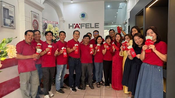 CEO Häfele Việt Nam chúc mừng năm mới Hệ thống Phân phối nhân dịp khai xuân Bính Ngọ 2026 8 nhân viên hafele chào mừng khai xuân bính ngọ 2026
