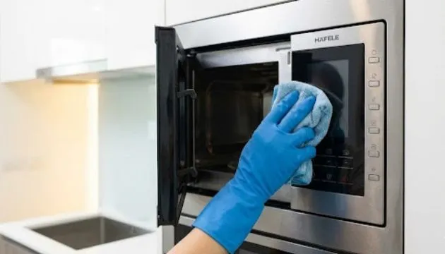 Bước 4_ Lau vỏ ngoài và bảng điều khiển