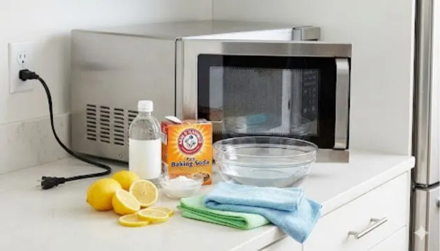 Chuẩn bị công cụ vệ sinh lò vi sóng Hafele