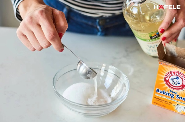 Cách khử mùi và vệ sinh máy hút mùi Hafele 3 đun sôi với baking soda