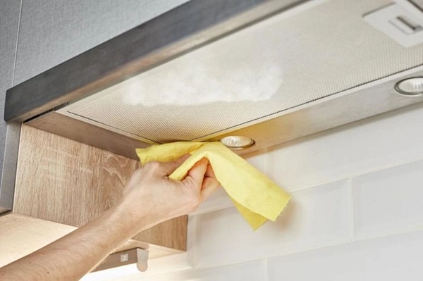 Cách khử mùi và vệ sinh máy hút mùi Hafele 5 lau thân máy hút mùi hafele