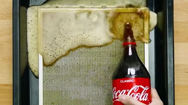 Cách khử mùi và vệ sinh máy hút mùi Hafele 4 ngâm lưới lọc máy hút mùi hafele trong coca cola