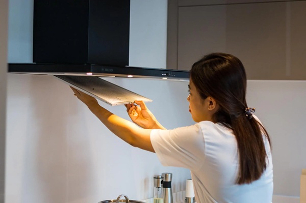 tháo lưới lọc kim loại máy hút mùi Hafele