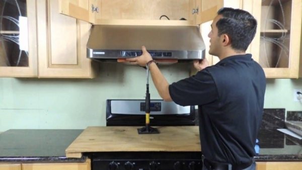 Hướng dẫn lắp đặt máy hút mùi Hafele chuẩn kỹ thuật 5 treo thân máy hút mùi Hafele và kiểm tra độ cân bằng